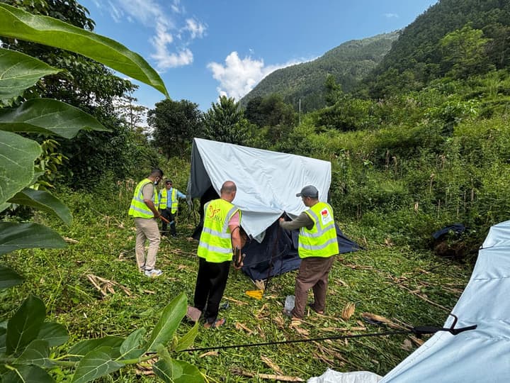 Volunteers set up the tents together