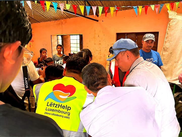 LëtzHelp volunteers in the field during a distribution
